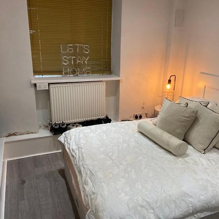 Central Private Double Bedroom In A 2Bedroom Apartment, Connected Via Underground, Overground And Many Bus Routes Londýn Exteriér fotografie