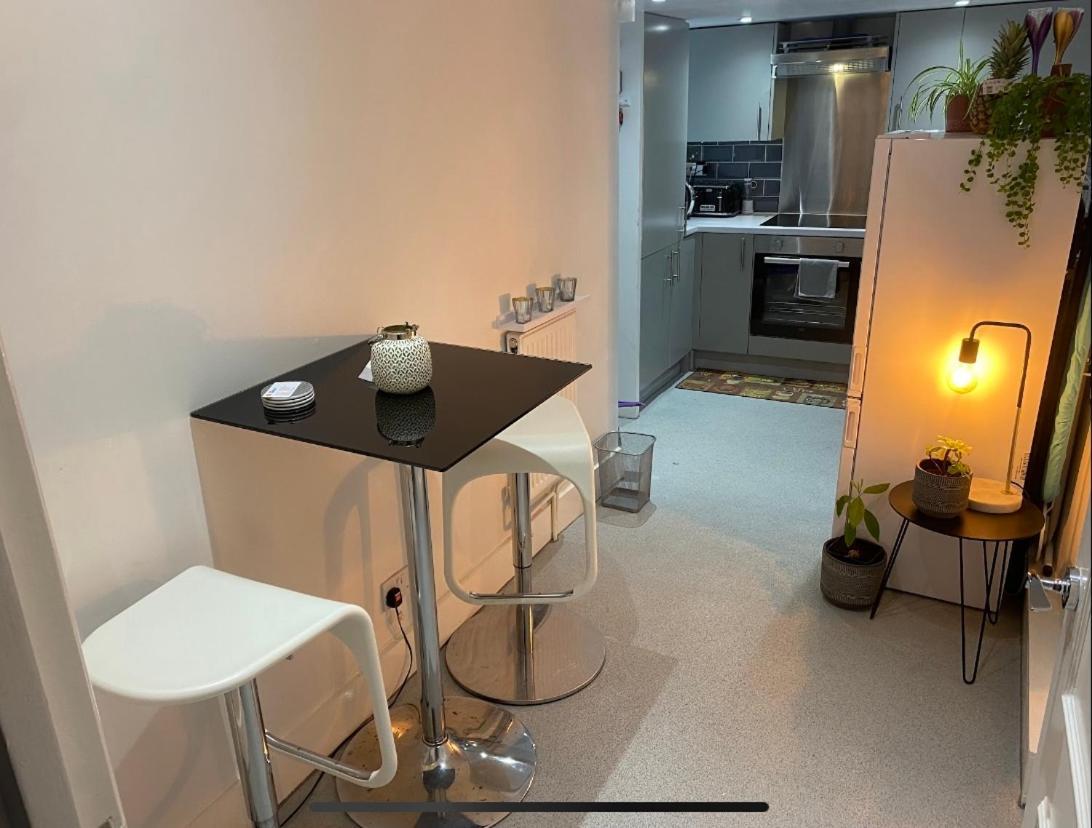 Central Private Double Bedroom In A 2Bedroom Apartment, Connected Via Underground, Overground And Many Bus Routes Londýn Exteriér fotografie