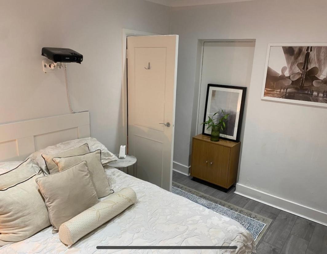 Central Private Double Bedroom In A 2Bedroom Apartment, Connected Via Underground, Overground And Many Bus Routes Londýn Exteriér fotografie